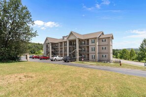 Exterior - Spacious 2BR Condo - GOLF VIEWS - Pool & Dog OK (Branson)