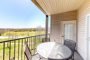 Outdoor dining - Spacious 2BR Condo - GOLF VIEWS - Pool & Dog OK (Branson)