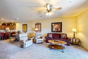 TV - Spacious 2BR Condo - GOLF VIEWS - Pool & Dog OK (Branson)