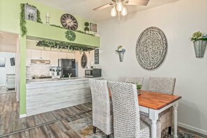 Dining - Warm 1BR Condo - FIREPLACE & POOL - Branson (Branson)