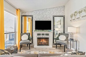 TV, fireplace, offices - Warm 1BR Condo - FIREPLACE & POOL - Branson (Branson)