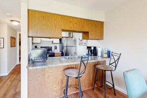 Fridge, microwave, oven, stovetop - Pointe Royale - 2BR Condo - Pools & Pet Friendly (Branson)