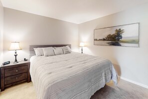 Desk, WiFi, bed sheets - Pointe Royale - 2BR Condo - Pools & Pet Friendly (Branson)
