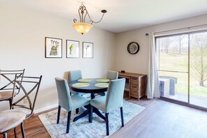 Dining - Pointe Royale - 2BR Condo - Pools & Pet Friendly (Branson)