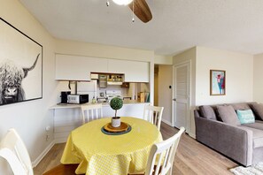 Dining - Romantic 1BR Condo - POOL & Golf - Pointe Royale (Branson)