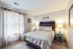 Iron/ironing board, WiFi, bed sheets - POND VIEW - Pet-Friendly 2BR Condo in Branson (Branson)
