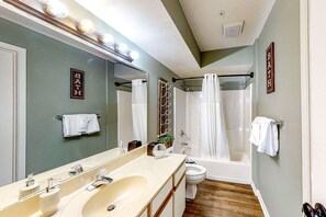 Shower, hair dryer, towels - Inviting 2BR Condo - HOT TUB - Family Pool (Branson)