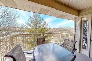 Outdoor dining - Inviting 2BR Condo - HOT TUB - Family Pool (Branson)