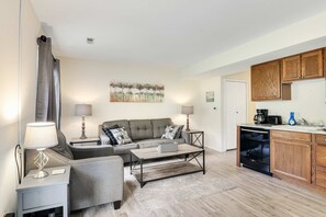 TV, offices - Cozy 1BR Condo - PET-FRIENDLY - Near the Strip (Branson)