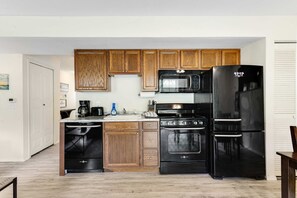 Fridge, microwave, oven, stovetop - Cozy 1BR Condo - PET-FRIENDLY - Near the Strip (Branson)