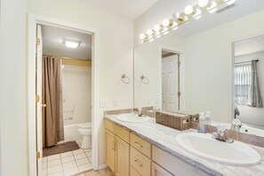 Shower, hair dryer, towels - Cozy 1BR Condo - PET-FRIENDLY - Near the Strip (Branson)