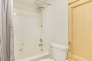 Shower, hair dryer, towels - Cozy 1BR Condo - PET-FRIENDLY - Near the Strip (Branson)