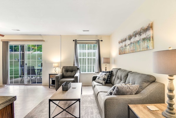 TV, offices - Cozy 1BR Condo - PET-FRIENDLY - Near the Strip (Branson)
