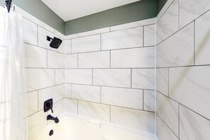 Shower, hair dryer, towels - Stylish 2BR Condo - BOHO HAVEN - Golf & Pools (Branson)