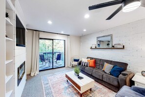 TV, fireplace, DVD player - Stylish 2BR Condo - BOHO HAVEN - Golf & Pools (Branson)