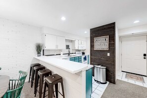 Fridge, oven, stovetop, dishwasher - Stylish 2BR Condo - BOHO HAVEN - Golf & Pools (Branson)