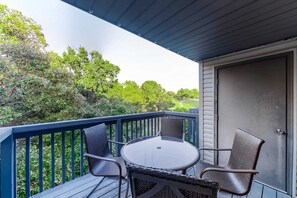 Outdoor dining - Stylish 2BR Condo - BOHO HAVEN - Golf & Pools (Branson)