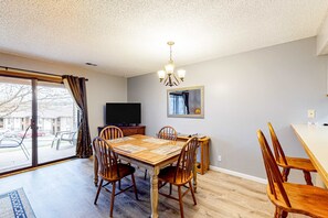 Dining - Rustic 2BR Condo - POOL & GOLF - Pet Friendly (Branson)