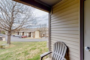 Property grounds - Rustic 2BR Condo - POOL & GOLF - Pet Friendly (Branson)