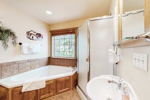 Shower, hair dryer, towels - Rustic 1BR Cabin - SCREENED PORCH - Resort Pool (Branson West)