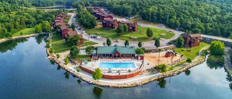 Un complexe hôtelier au bord du lac, doté d’une piscine, de chalets et d’un quai.