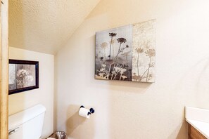 Shower, hair dryer, towels - Rustic 1BR Cabin - SCREENED PORCH - Resort Pool (Branson West)