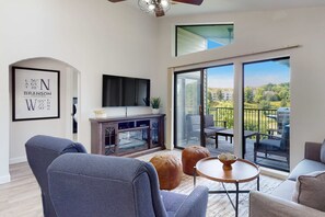 TV, fireplace, DVD player - Waterview Oasis 2BR # Views # Pool & Fireplace (Branson)