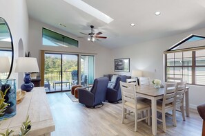 TV, fireplace, DVD player - Waterview Oasis 2BR # Views # Pool & Fireplace (Branson)