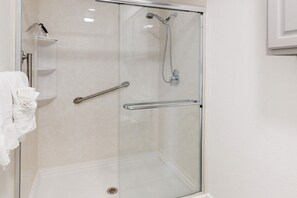 Shower, hair dryer, towels - Waterview Oasis 2BR # Views # Pool & Fireplace (Branson)