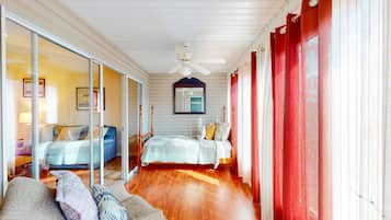 Travel crib, WiFi, bed sheets