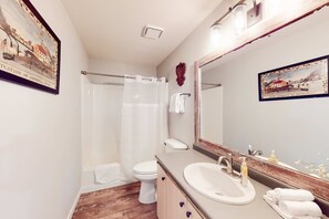 Shower, hair dryer, towels - Rustic 2BR Condo - FARMHOUSE STYLE - Fall Creek (Branson)
