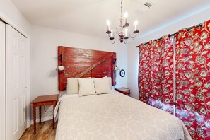 Travel cot, WiFi, bed sheets - Rustic 2BR Condo - FARMHOUSE STYLE - Fall Creek (Branson)