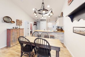 Dining - Rustic 2BR Condo - FARMHOUSE STYLE - Fall Creek (Branson)