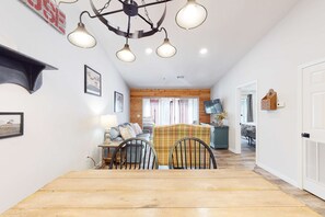 TV, offices - Rustic 2BR Condo - FARMHOUSE STYLE - Fall Creek (Branson)