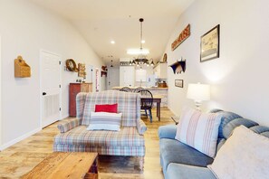 TV, offices - Rustic 2BR Condo - FARMHOUSE STYLE - Fall Creek (Branson)