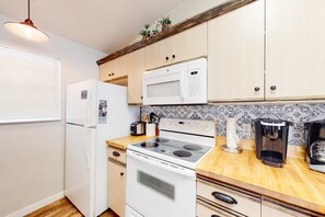 Fridge, microwave, oven, stovetop - Rustic 2BR Condo - FARMHOUSE STYLE - Fall Creek (Branson)
