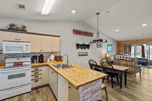 Wasserkocher mit Kaffee-/Teezubehör, Kühlschrank, Mikrowelle, Ofen