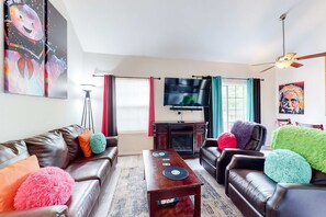 TV, fireplace, offices - Bold 2BR Condo - PET-FRIENDLY - Loft in Branson (Branson)