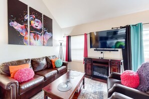 TV, fireplace, offices - Bold 2BR Condo - PET-FRIENDLY - Loft in Branson (Branson)