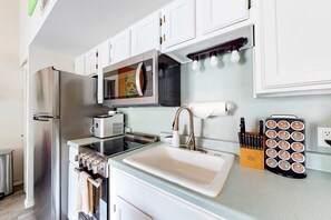 Fridge, microwave, oven, stovetop - Bold 2BR Condo - PET-FRIENDLY - Loft in Branson (Branson)