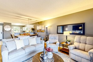 TV, fireplace, offices - Bright 2BR Condo - JETTED TUB & POOL - Branson (Branson)