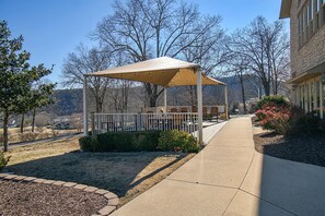 Terrace/patio - Bright 2BR Condo - JETTED TUB & POOL - Branson (Branson)