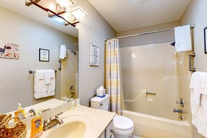 Shower, hair dryer, towels - Bright 2BR Condo - JETTED TUB & POOL - Branson (Branson)