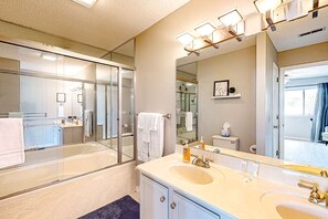 Shower, hair dryer, towels - Bright 2BR Condo - JETTED TUB & POOL - Branson (Branson)
