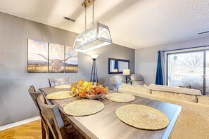 Dining - Bright 2BR Condo - JETTED TUB & POOL - Branson (Branson)