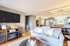 TV, fireplace, offices - Bright 2BR Condo - JETTED TUB & POOL - Branson (Branson)
