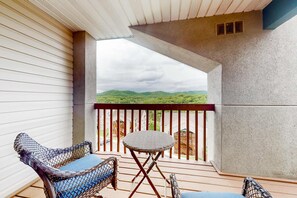 Terrace/patio - Cozy 2BR Condo - POOL & HOT TUB - Mountain View (Branson)