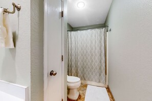 Shower, hair dryer, towels - Cozy 2BR Condo - POOL & HOT TUB - Mountain View (Branson)