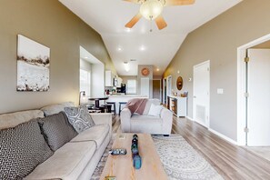 Ein Wohnzimmer mit einer Couch, einem Couchtisch und Kunstwerken an der Wand.