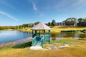 Property grounds - POND VIEWS - Airy 2BR Condo on Ground Floor (Branson)